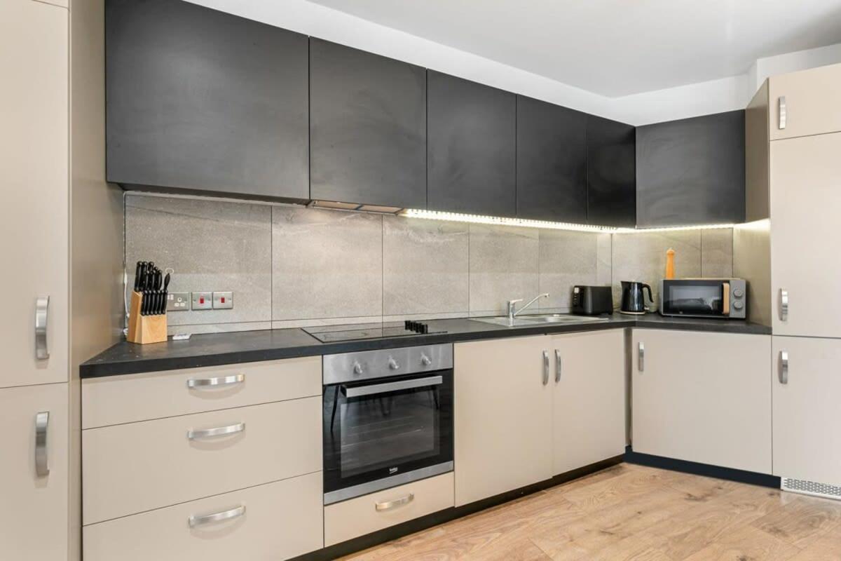 Spacious 1 Bedroom Apartment In Central Woking Eksteriør bilde